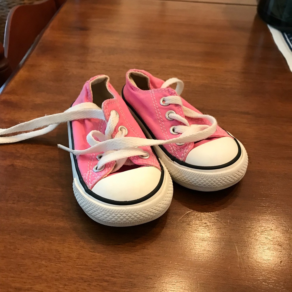 Pink low top coverse